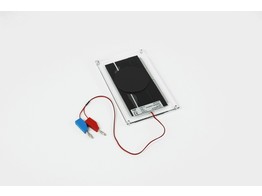 SOLARBATTERIE  MIT KABEL  STECKERN UND MAGNETPADS